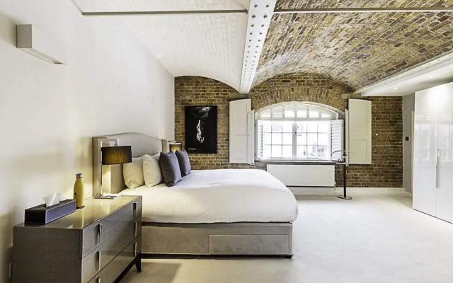 Charming Home in St Katharine Docks