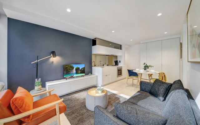 A Modern 2Br Apt Near Crown & Southern Cross