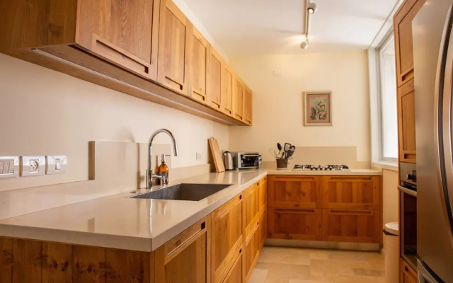 Modern & Stylish 3BR Apt With Balcony