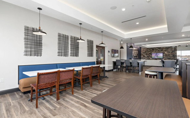 Holiday Inn Express Kansas City North Parkville An IHG Hotel
