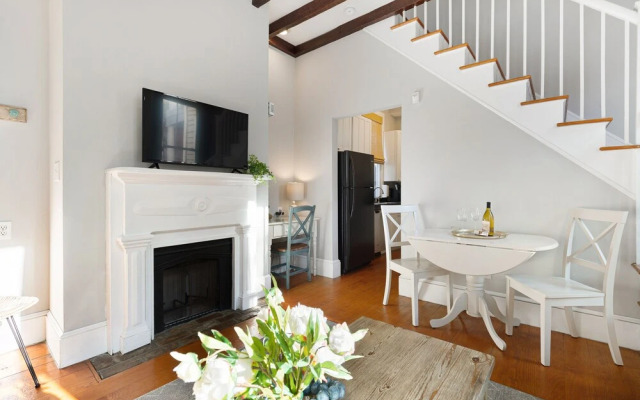 Beautiful Renovated Apartment Near King Street