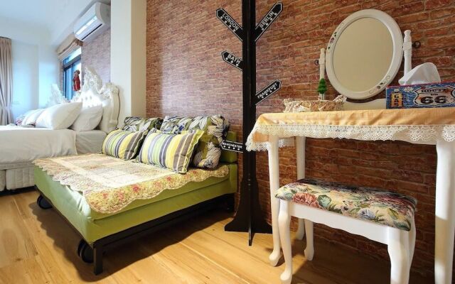 Textile Girl Romantic Homestay