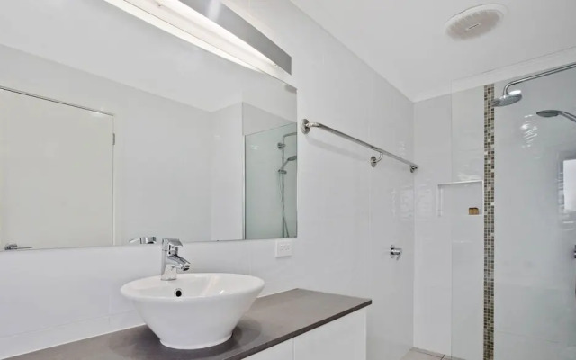 Ooranya - on Top Lake