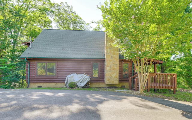 Sevierville Cabin w/ Hot Tub & Deck!