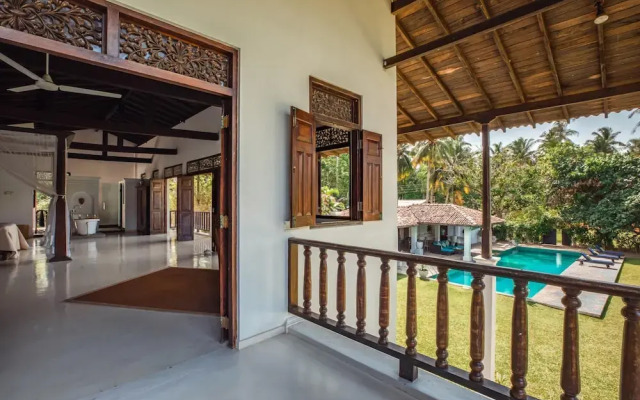 Lovely Lakeside Villa With Large Pool Poolside Dining
