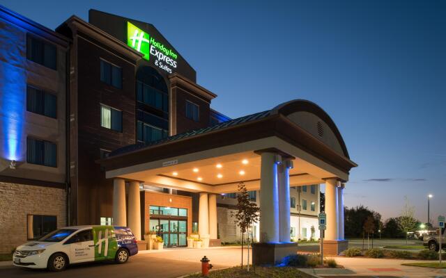 Holiday Inn Express and Suites Kansas City Airport, an IHG Hotel