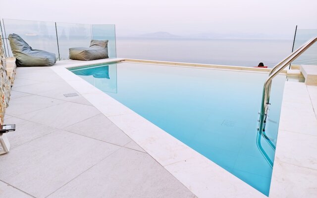 Sea & Cliff Luxury Suites byCorfuescapes