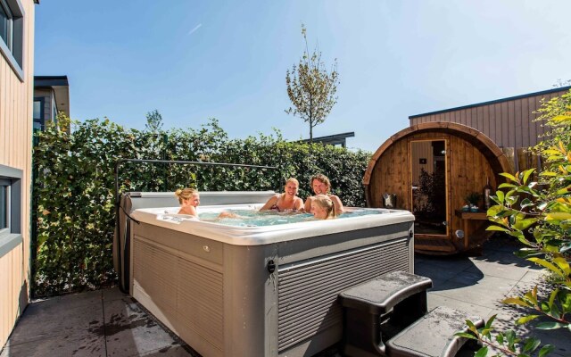 Luxurious Chalet with Sauna And Jacuzzi, 5km From Valkenburg