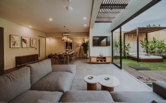 New 4 Br 5 Min Walk To Berawa Beach Enclosed Livng – Lobby – Tibubeneng