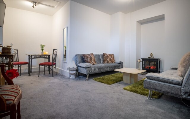 The Mews, With Free Private Parking, Windermere