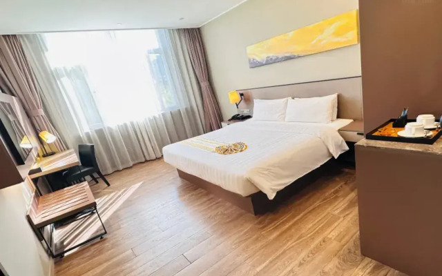 Homeinn Plus Hotel (Dunhua Railway Station)