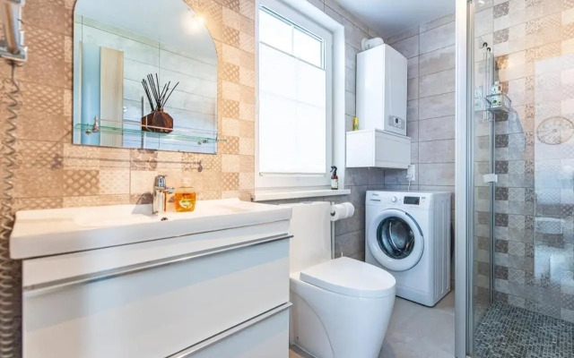 Bright 2bedroom home @terrace+parking, by Cohost