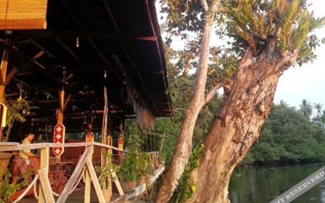 Monkey Tops River Lodge