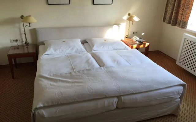 Meyers Hotel