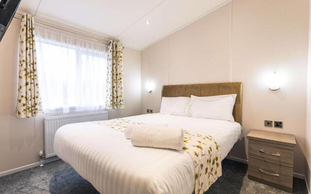 Moore Lodge with Hot Tub