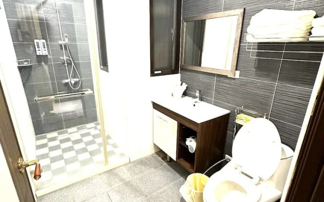 Kuan Pin Ju station elevator Hostel