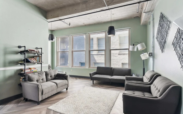 Spacious 2BR Downtown Retreat