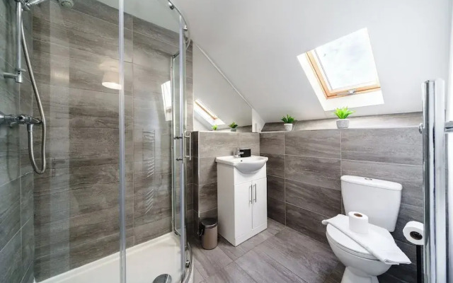 Whitchurch 2 Bedroom Flat near Hospital
