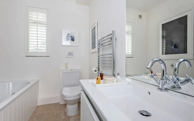 Elegant Shepherds Bush Home by Kensington Olympia