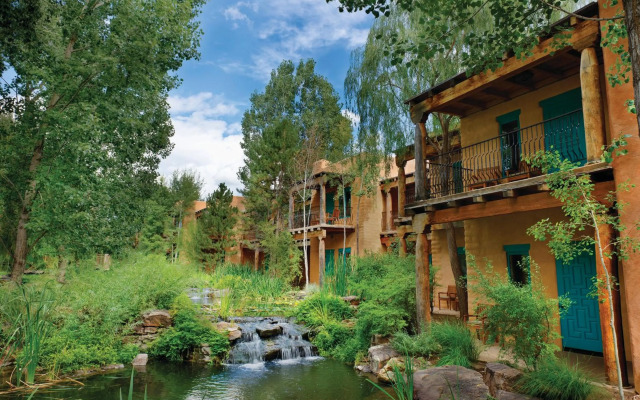 El Monte Sagrado Living Resort & Spa
