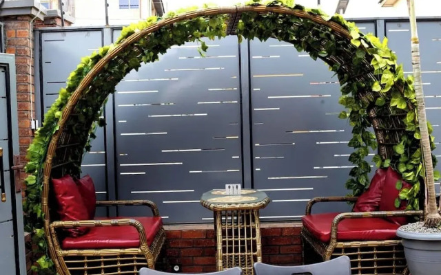 Q Nuts Lounge And Suites