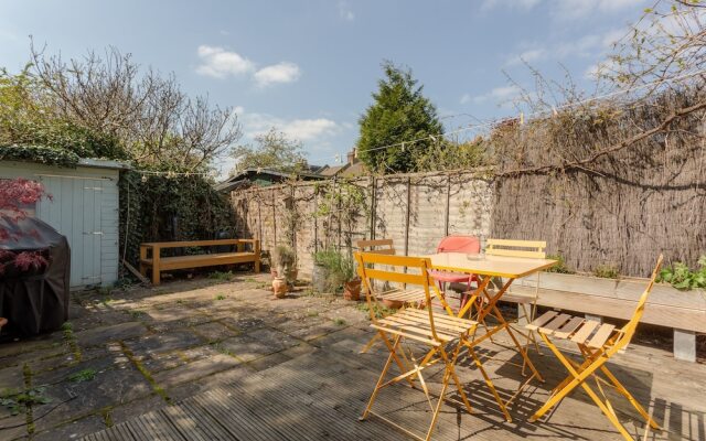 2 Bedroom House With Garden in Tooting