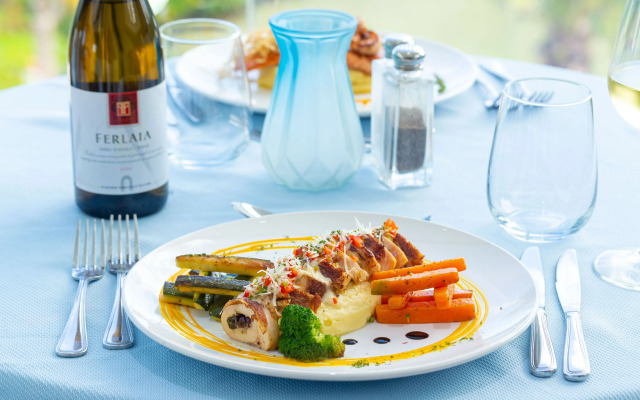 Skylight Suites Restaurant Bar