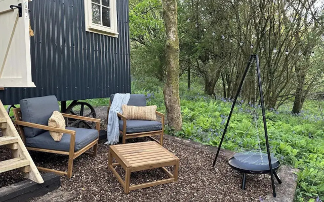 Shepherd's Hut - Sleeps 2 - Pet Friendly - Parking