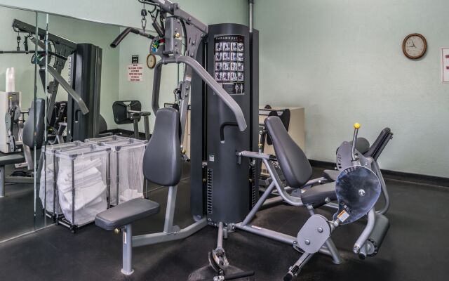 La Fuente Inn & Suites