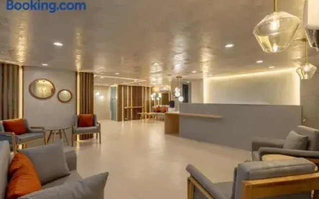 iHotel Uptown BGC