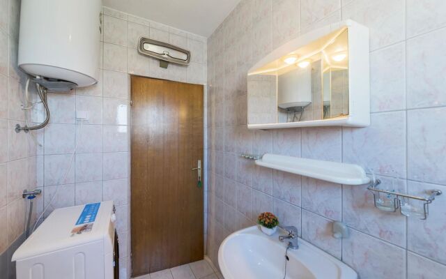 Nice Apartment in Funtana With Wifi and 1 Bedrooms