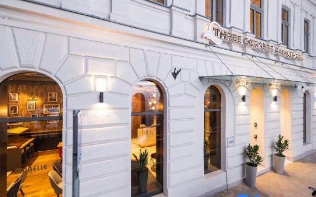 Three Corners Avenue Hotel