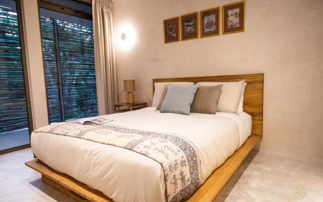 Spacious 2BR apt   Wide balcony w/tub & Yoga deck