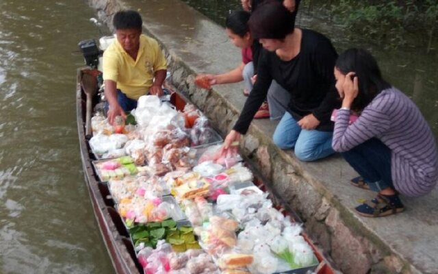 Baan Suan Amphawa