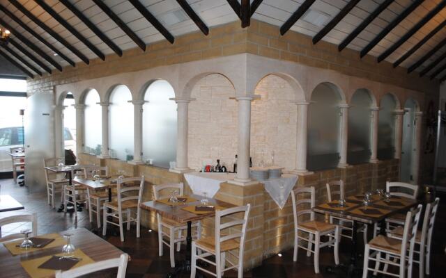 Luxar room