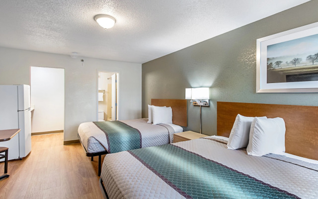 HomeTowne Studios by Red Roof Atlanta - Lawrenceville