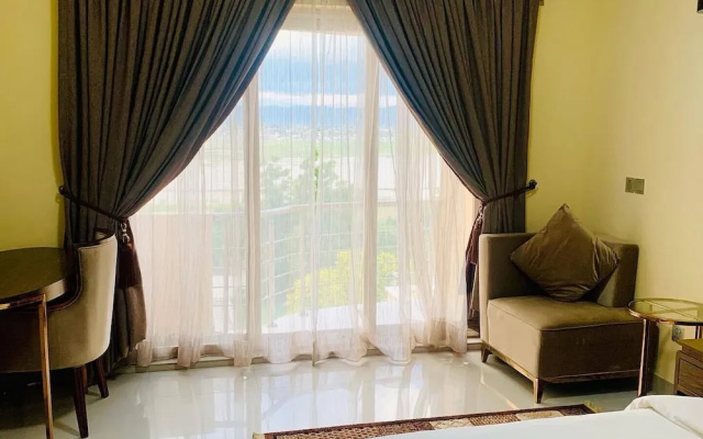 House 12 studios suites