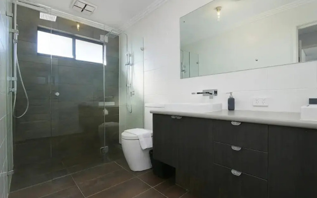 Luxury 4-bedroom House - Mount Lawley