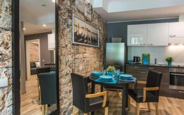 Colonel Suites & Apartments