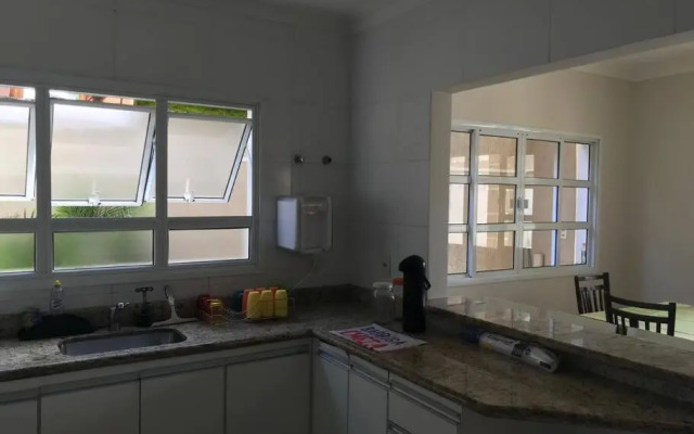 Casa de praia com piscina e churrasqueira - Indaiá Bertioga