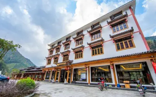 Longji Longbao Zhuangjia Hotel