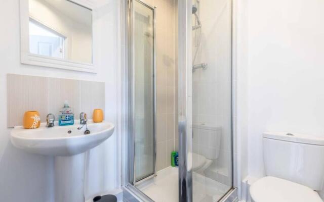 2 Bed/2 Bath & Free Parking - Langley/Heathrow