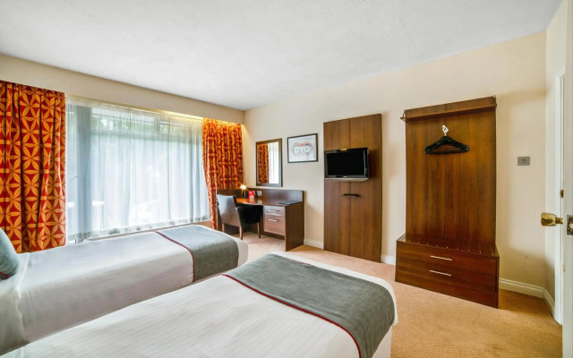 OYO The Bridge House Hotel