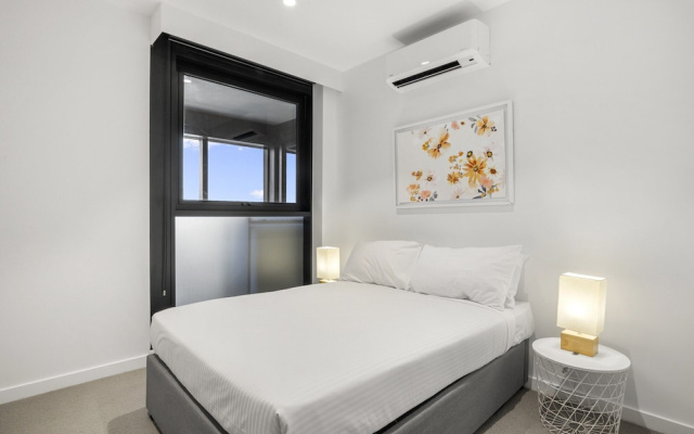 High-rise 3-bed Apartment With Premium Amenities – Guest Rooms – Melbourne