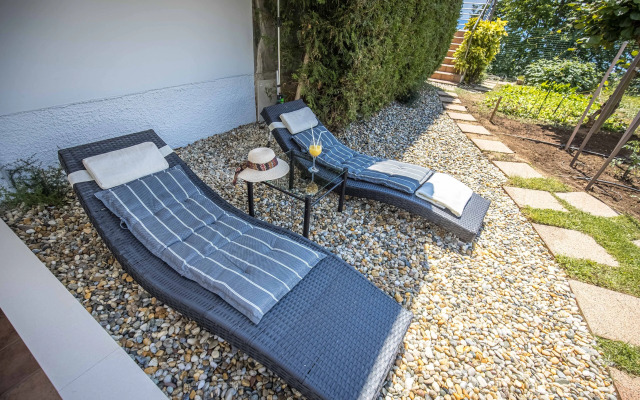 Terra Magica Deluxe Apartment OR Room with Private Parking, Terrace and Sea View