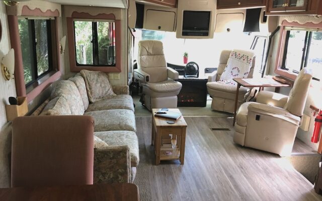 The Great Escape-Shirley with Hot Tub