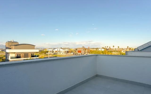 Stylish Flat w Balcony Near Lara Beach