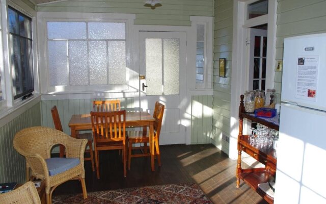 Colonial Cottages of Ross