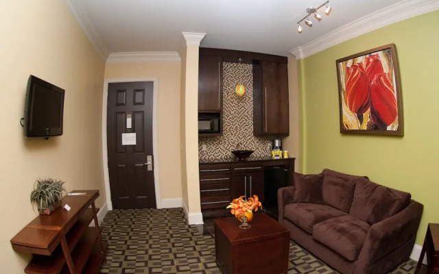 Carriage House Hotel