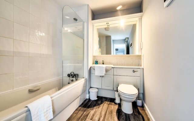Gorgeous 2BR City Centre Apt with Parking